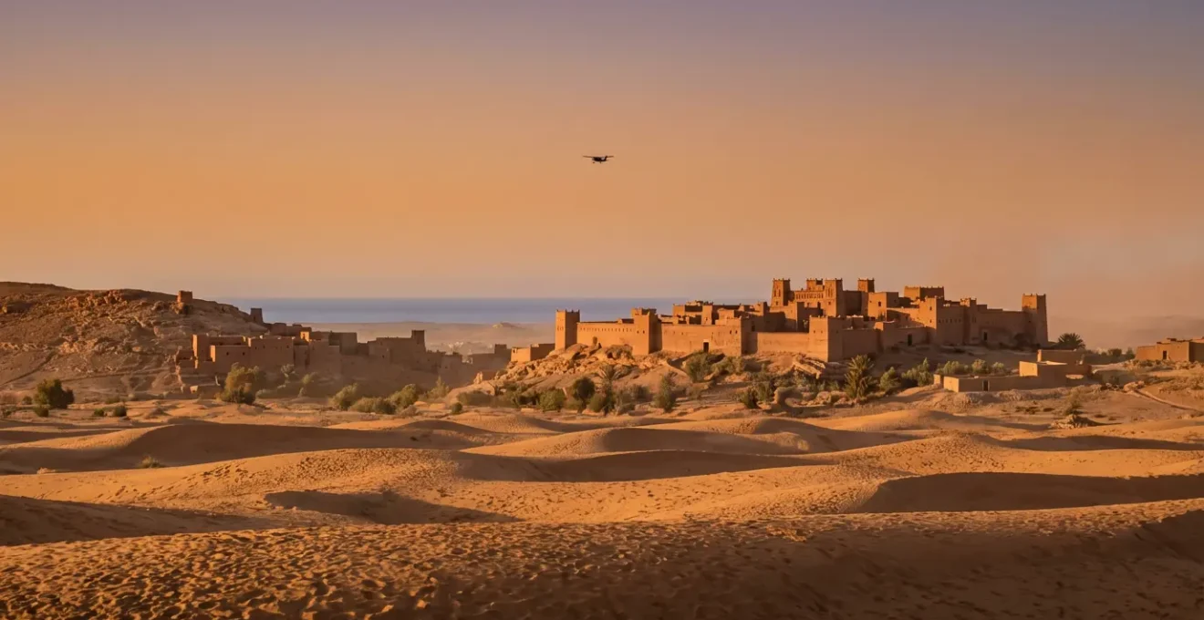 Vue panoramique combinant désert saharien, médina historique et côte méditerranéenne d'Afrique du Nord