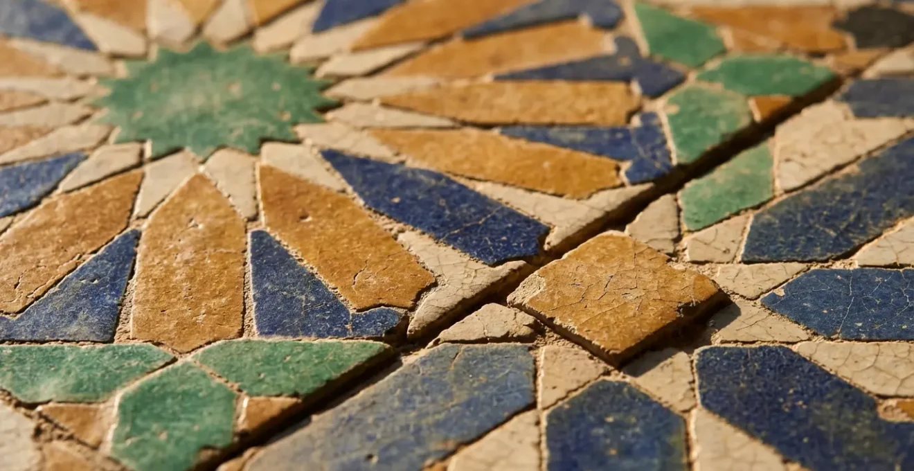 Gros plan sur un panneau de zelliges montrant l'asymétrie intentionnelle dans le motif géométrique