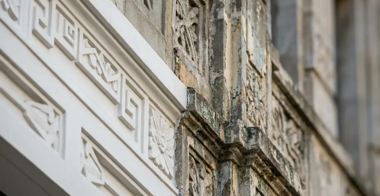 Façade Art déco de l'Hôtel Lincoln en cours de rénovation montrant le contraste entre parties restaurées et originales