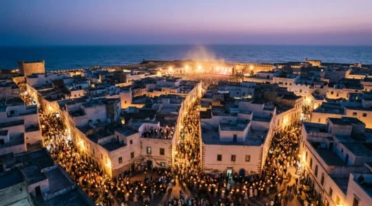 Vue nocturne sur la médina d'Essaouira pendant le festival Gnaoua avec foules et lumières des scènes