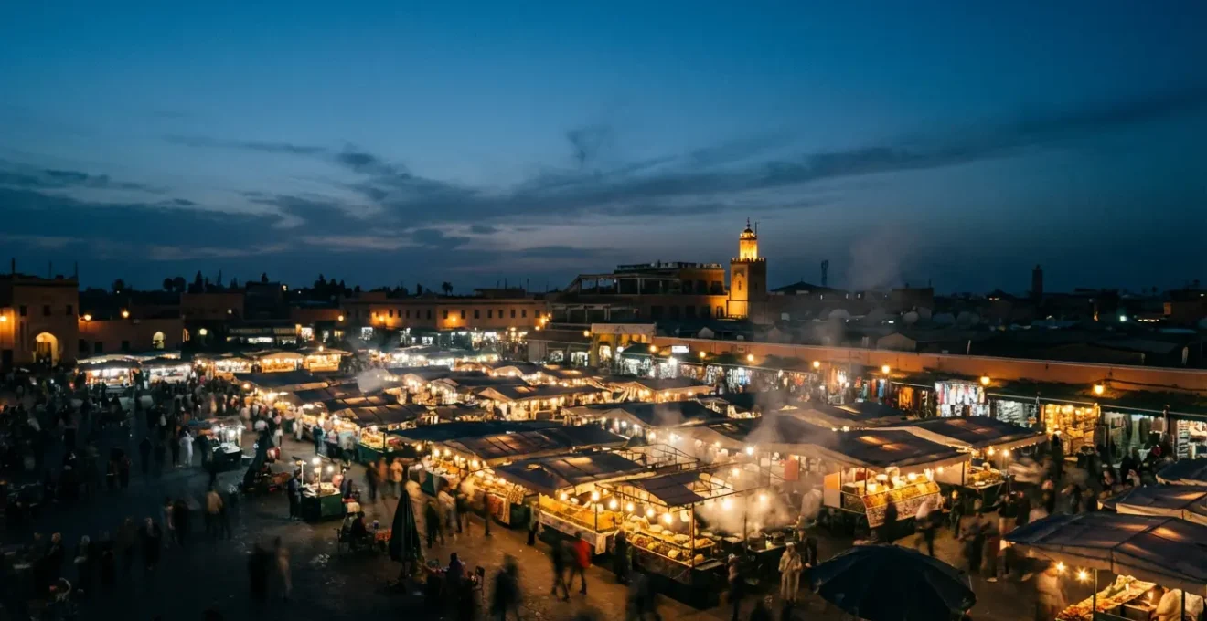 Vue nocturne animée de la place Jemaa el-Fna avec ses stands de nourriture fumants et ses lumières
