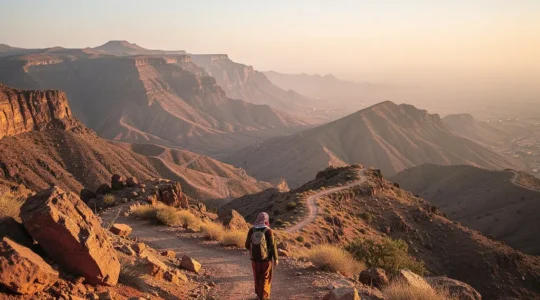 Vue panoramique d'un massif montagneux méconnu du Maroc avec sentiers de randonnée