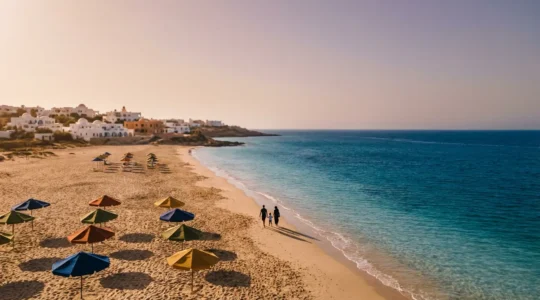 Famille profitant d'une plage calme au Maghreb avec parasols colorés et mer turquoise