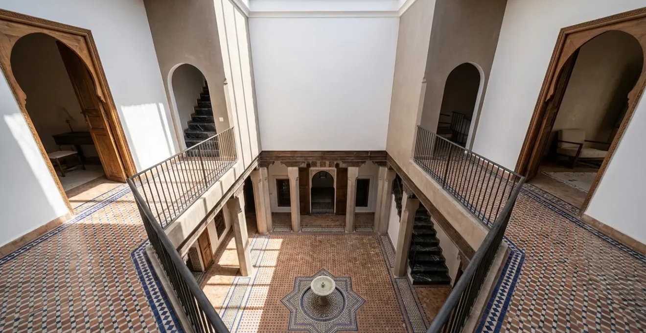 Vue plongeante d'un patio de riad montrant les défis de sécurité pour les jeunes enfants