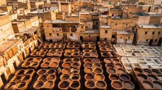 Vue aérienne des bassins colorés de la tannerie Chouara de Fès au coucher du soleil