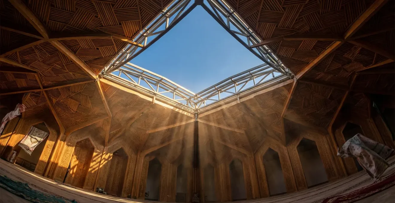 Vue intérieure du toit ouvrant de la Mosquée Hassan II avec jeu de lumière naturelle